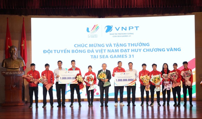 2 tỷ đồng cho đội tuyển bóng đá nam và nữ Việt Nam  - Ảnh 1.