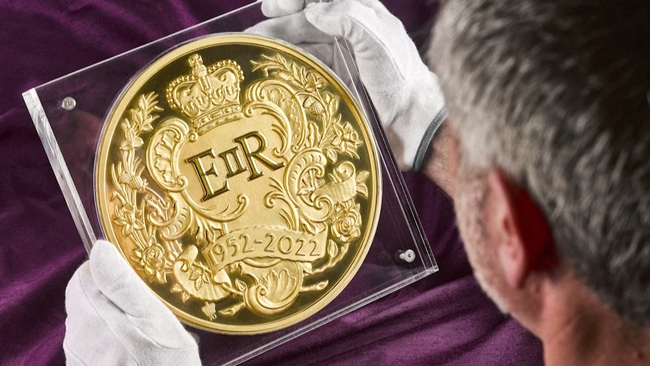 Ra mắt đồng xu vàng khổng lồ nhân kỷ niệm Đại lễ Bạch Kim của Nữ hoàng Anh - Ảnh 1.
