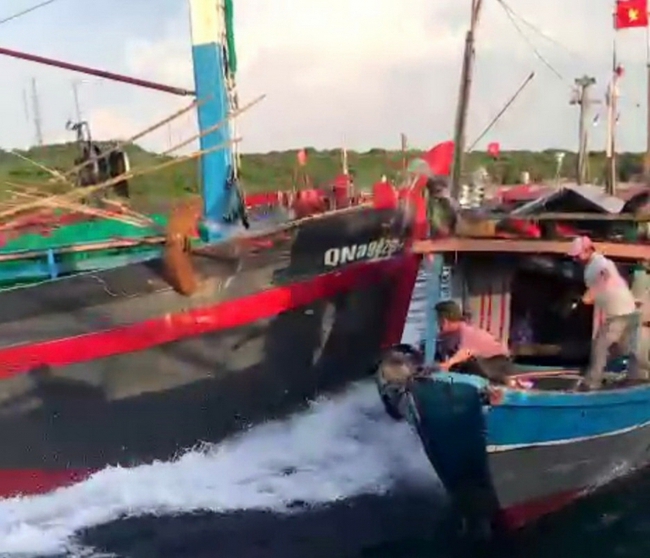 Quảng Trị: Tàu cá bị đâm chìm, 6 ngư dân gặp nạn được cứu vớt kịp thời - Ảnh 1.