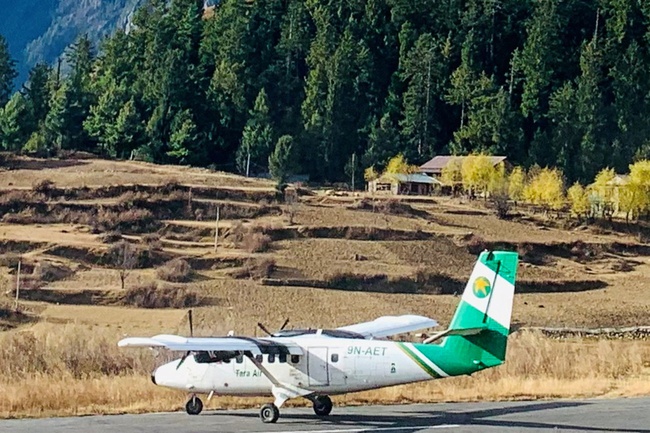Máy bay chở 22 người mất tích tại Nepal - Ảnh 1.