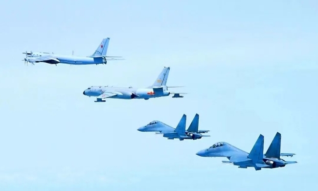 Trung Quốc lần đầu công bố chiến đấu cơ J-16 tham gia tuần tra chung với Nga - Ảnh 2.
