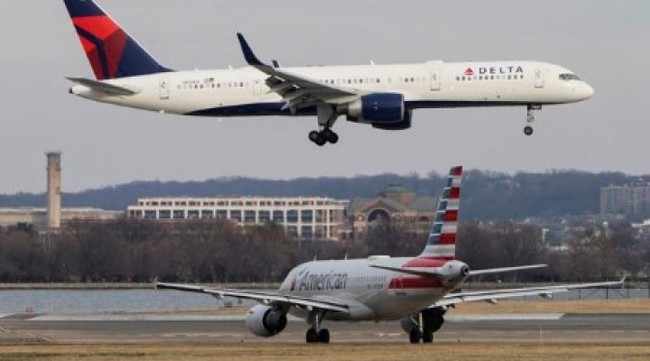Các hãng hàng không Mỹ hủy hàng nghìn chuyến bay trong kỳ nghỉ lễ - Ảnh 1.