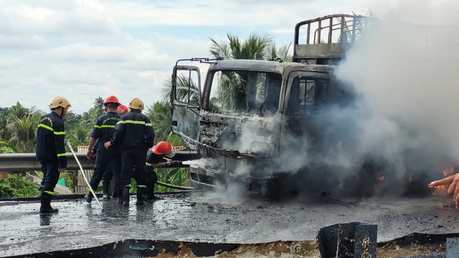 Xe tải chở nhớt bốc cháy ngùn ngụt trên cao tốc TP.HCM -Trung Lương - Ảnh 2.