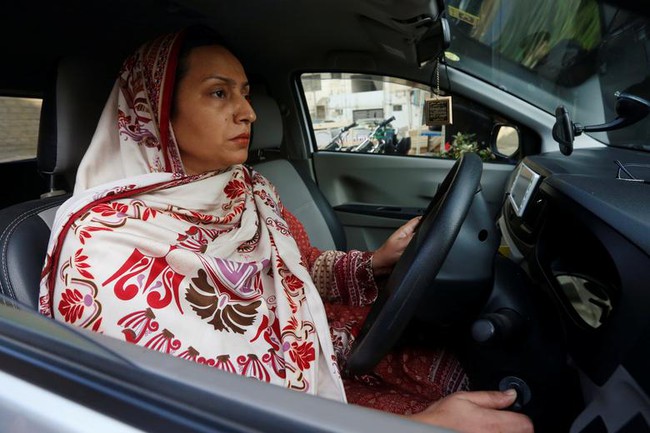 Taliban ngừng cấp giấy phép lái xe cho phụ nữ ở Afghanistan - Ảnh 1.
