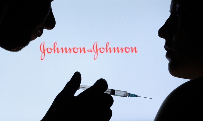 FDA Mỹ khuyến cáo hạn chế tiêm vaccine COVID-19 của hãng Johnson & Johnson - Ảnh 1.