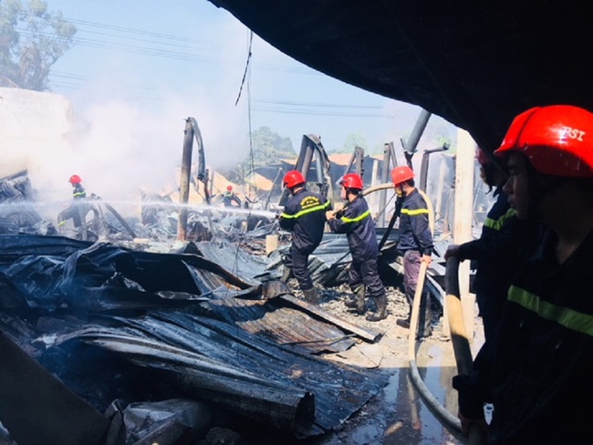 Kịp thời dập tắt đám cháy tại xưởng sản xuất khẩu trang ở Bắc Ninh - Ảnh 1.