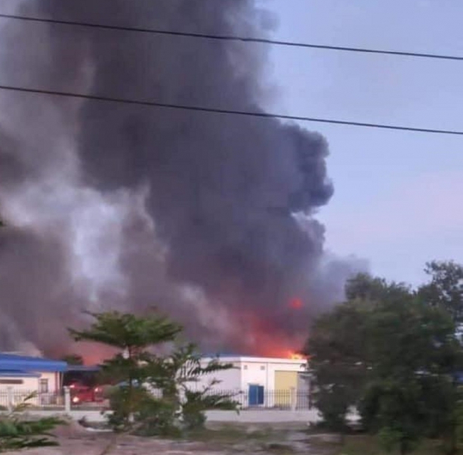 Đã dập tắt đám cháy lớn tại Công ty dệt may Scavi, tỉnh Thừa Thiên Huế - Ảnh 1.