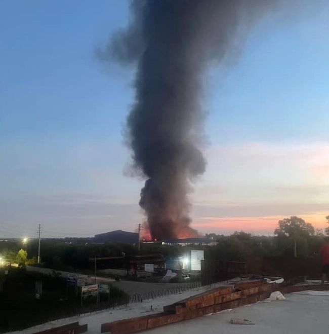 Đã dập tắt đám cháy lớn tại Công ty dệt may Scavi, tỉnh Thừa Thiên Huế - Ảnh 4.