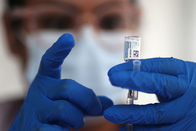 EU nỗ lực ứng phó trước nguy cơ dư thừa vaccine COVID-19 - Ảnh 1.