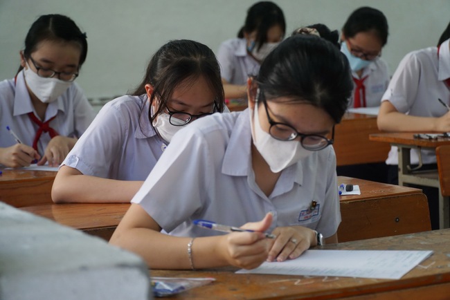Hà Nội: Cho phép học sinh lớp 8 chép bài thi giúp thí sinh bị gãy tay trong kỳ thi vào lớp 10 - Ảnh 2.