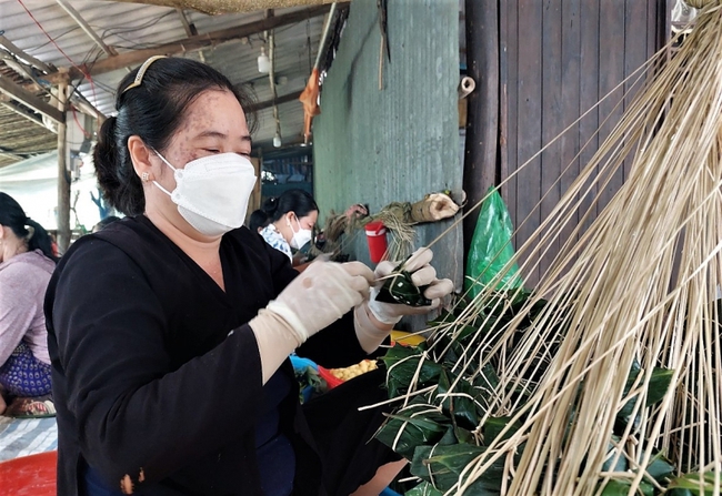 Nhộn nhịp làng nghề gói bánh ú lá tre phục vụ Tết Đoan Ngọ ở Cà Mau - Ảnh 3.