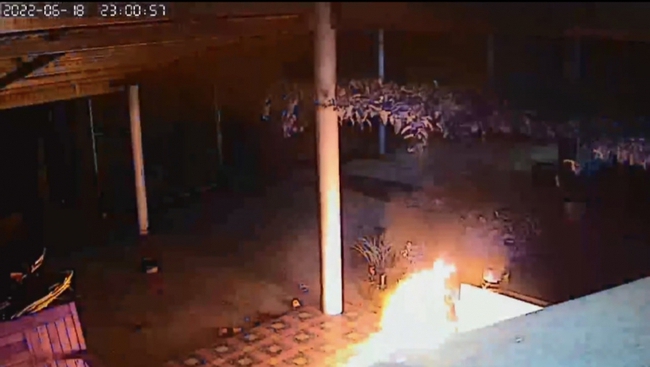 Bình Định: Truy tìm đối tượng ném xăng vào nhà người dân gây cháy nổ - Ảnh 1.