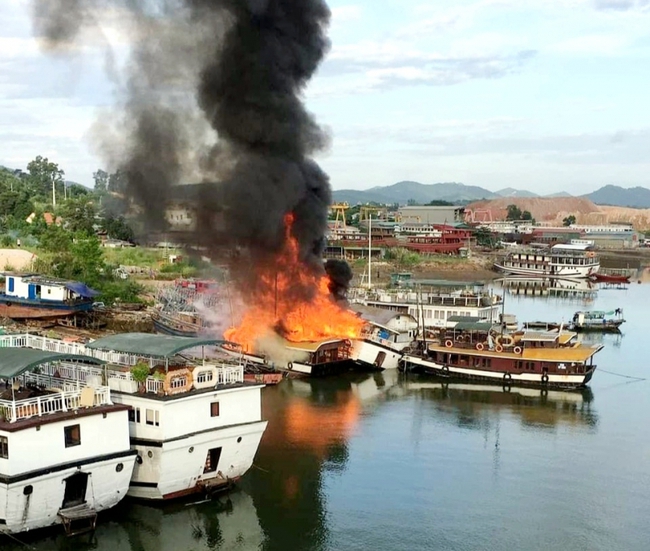 Quảng Ninh: 3 tàu du lịch đang neo đậu sửa chữa bị 'bà hỏa' thiêu rụi - Ảnh 1.