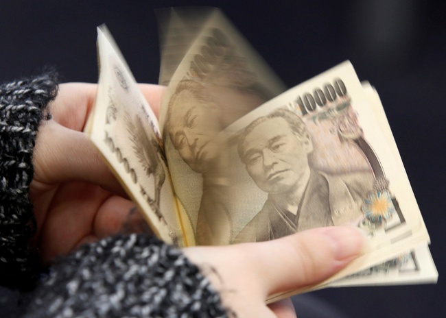 Nhật Bản đối phó với sự lao dốc của đồng yen - Ảnh 1.