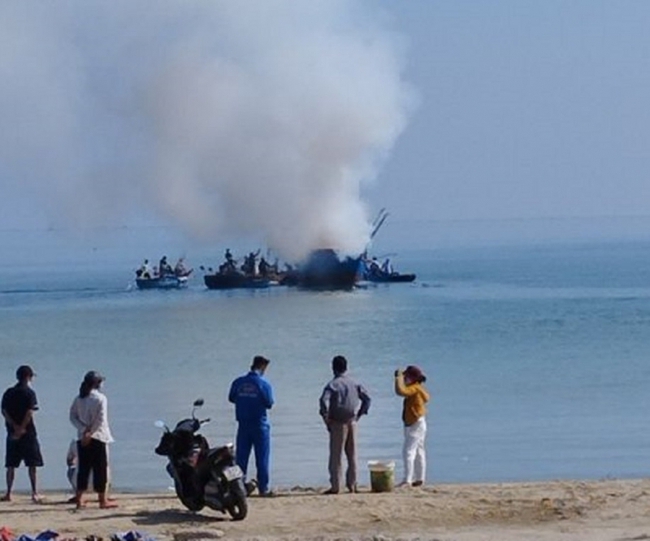 Thừa Thiên Huế: Tàu cá bốc cháy dữ dội khi neo đậu gần bờ - Ảnh 1.