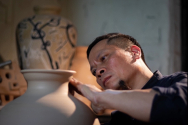 Nghệ nhân điêu khắc gốm Nguyễn Hùng ở làng Bát Tràng: Hành trình gần 40 năm nặng tình với Gốm - Ảnh 2.