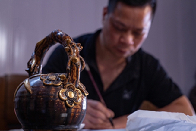 Nghệ nhân điêu khắc gốm Nguyễn Hùng ở làng Bát Tràng: Hành trình gần 40 năm nặng tình với Gốm - Ảnh 3.