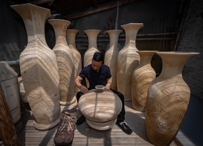 Nghệ nhân điêu khắc gốm Nguyễn Hùng ở làng Bát Tràng: Hành trình gần 40 năm nặng tình với Gốm - Ảnh 4.