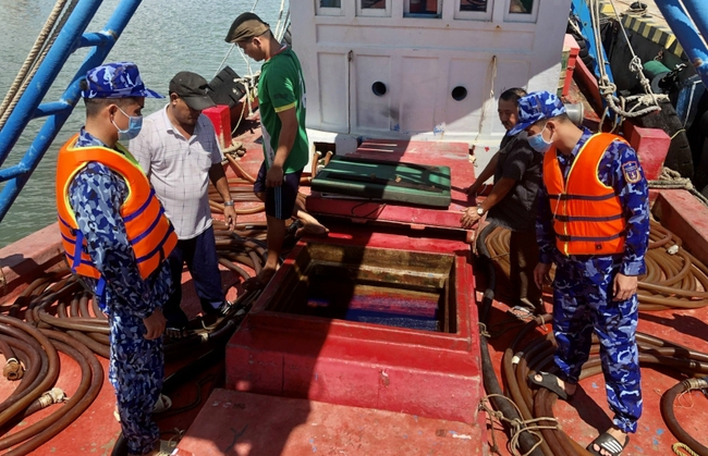 Cảnh sát biển bắt giữ tàu chở 85.000 lít dầu DO không rõ nguồn gốc - Ảnh 1.