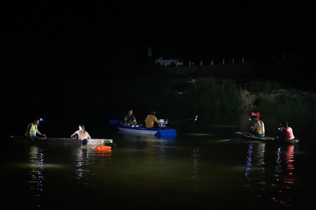 Quảng Bình: Xuyên đêm tìm kiếm 3 học sinh đuối nước mất tích - Ảnh 1.
