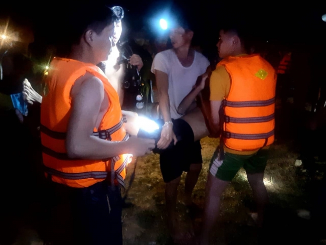 Quảng Bình: Xuyên đêm tìm kiếm 3 học sinh đuối nước mất tích - Ảnh 2.