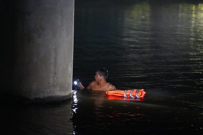 Quảng Bình: Xuyên đêm tìm kiếm 3 học sinh đuối nước mất tích - Ảnh 3.