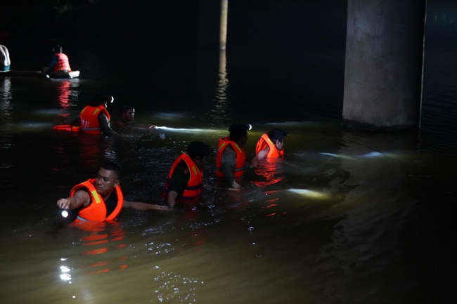 Quảng Bình: Xuyên đêm tìm kiếm 3 học sinh đuối nước mất tích - Ảnh 4.