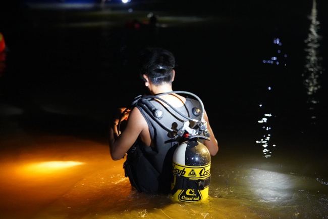 Quảng Bình: Xuyên đêm tìm kiếm 3 học sinh đuối nước mất tích - Ảnh 5.