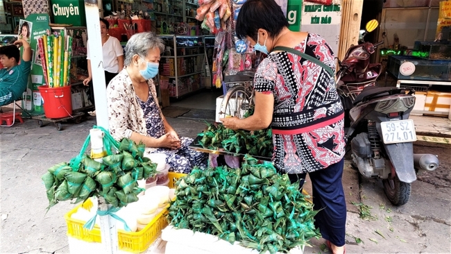 Bánh ú tro, cơm rượu, lá xông đắt hàng dịp Tết Đoan Ngọ - Ảnh 2.