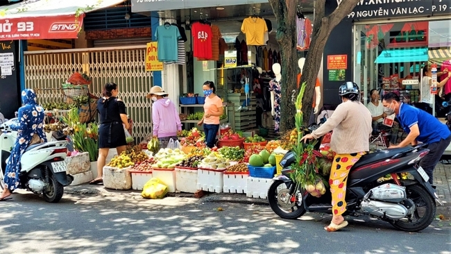 Bánh ú tro, cơm rượu, lá xông đắt hàng dịp Tết Đoan Ngọ - Ảnh 1.