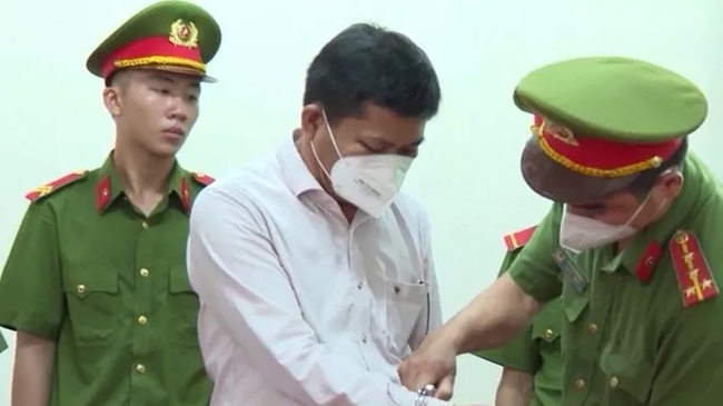 Bắt tạm giam nguyên Giám đốc CDC Bình Phước liên quan đến kit test Việt Á - Ảnh 2.