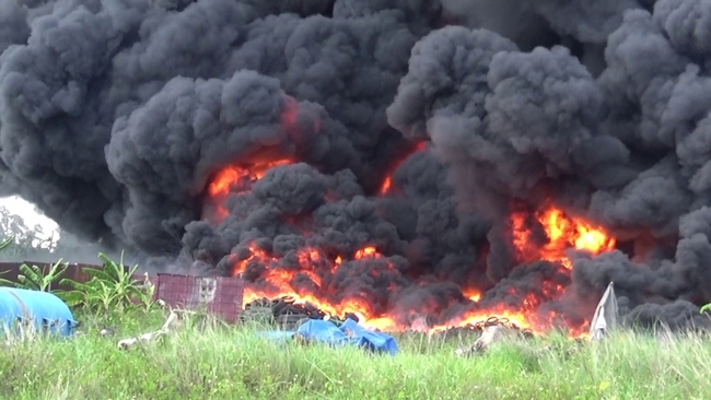 TP.HCM: Cháy lớn tại bãi chứa lốp xe cũ - Ảnh 1.
