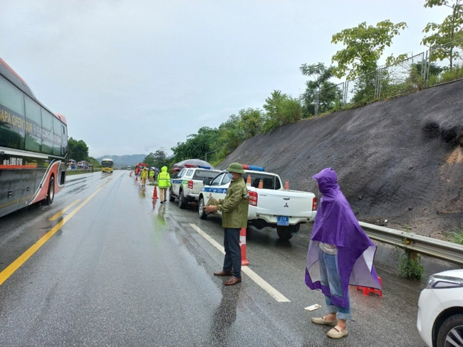 Va chạm giữa 2 xe khách trên cao tốc Nội Bài – Lào Cai làm 6 người thương vong - Ảnh 1.