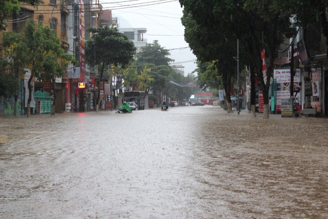 Mưa lớn ở Sơn La, các phương tiện giao thông 'bơi' trong biển nước - Ảnh 1.