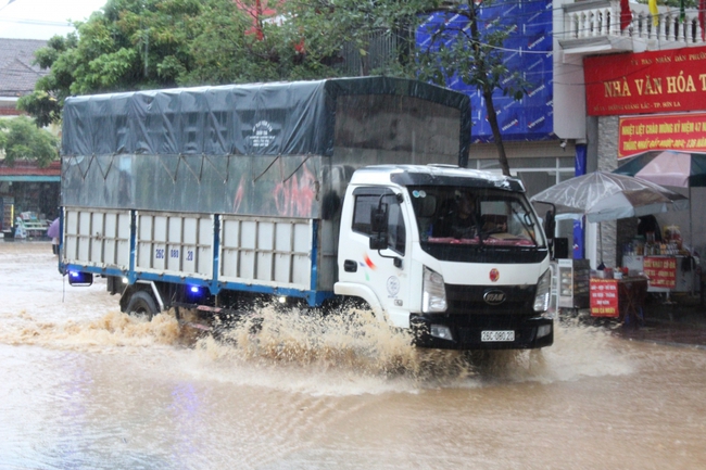 Mưa lớn ở Sơn La, các phương tiện giao thông 'bơi' trong biển nước - Ảnh 12.