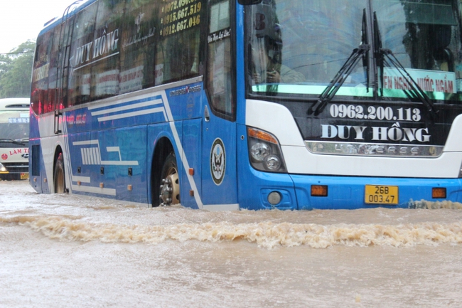 Mưa lớn ở Sơn La, các phương tiện giao thông 'bơi' trong biển nước - Ảnh 13.