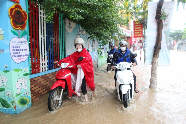 Mưa lớn ở Sơn La, các phương tiện giao thông 'bơi' trong biển nước - Ảnh 4.