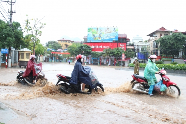 Mưa lớn ở Sơn La, các phương tiện giao thông 'bơi' trong biển nước - Ảnh 8.