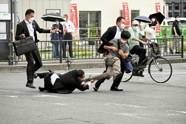 Cảnh sát bảo vệ ông Abe không phát hiện kẻ khả nghi cho tới khi nghe tiếng súng đầu tiên  - Ảnh 2.