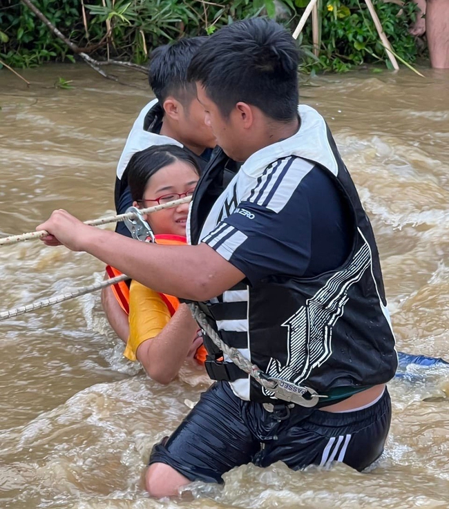 Đà Nẵng: Cứu nhóm du khách người mắc kẹt do nước suối dâng cao - Ảnh 3.