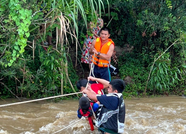 Đà Nẵng: Cứu nhóm du khách người mắc kẹt do nước suối dâng cao - Ảnh 2.
