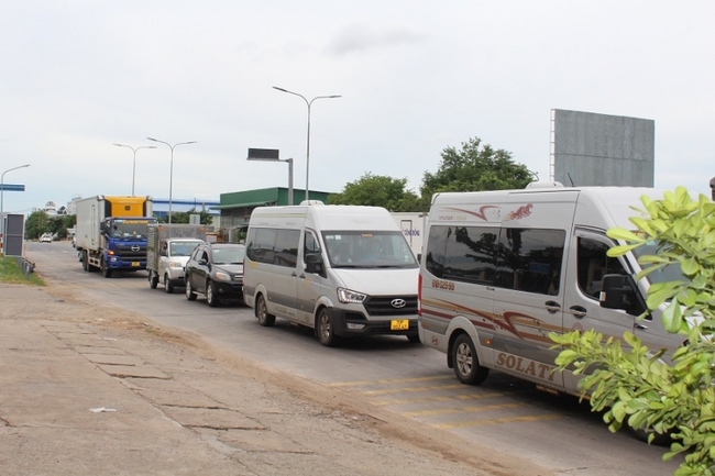 Nhiều xe chưa dán thẻ định danh khi qua làn thu phí tự động ở Bình Thuận - Ảnh 3.