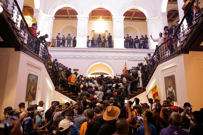Người biểu tình rút khỏi các tòa nhà chính phủ tại Sri Lanka - Ảnh 1.
