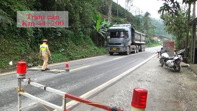 'Cuộc chiến' xử lý xe quá tải trọng trên Quốc lộ 70 Yên Bái - Ảnh 1.