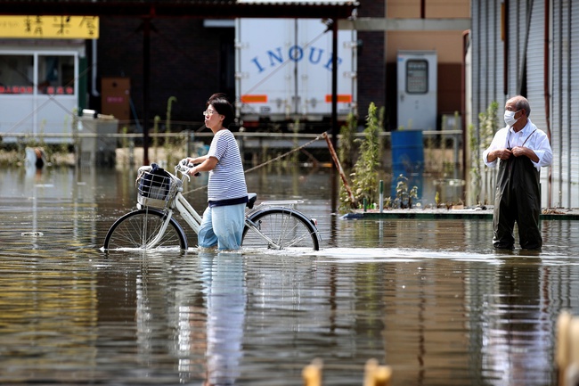 Nhật Bản: Mưa lớn kỷ lục, nhiều vùng cảnh báo ngập lụt và phát lệnh sơ tán - Ảnh 1.