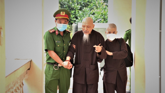 Xét xử Lê Tùng Vân và các đồng phạm trong vụ 'Tịnh thất bồng lai' ở Long An - Ảnh 1.
