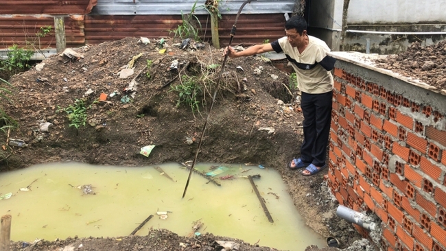 Bé trai 7 tuổi ở Bình Phước tử vong ở hố nước sâu sau nhà - Ảnh 1.