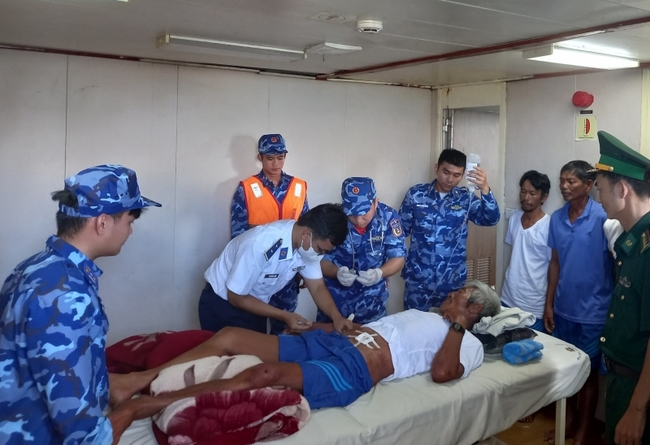 4 ngư dân tàu cá Bình Thuận được cứu sống sau nhiều ngày chỉ uống nước biển và nước mưa - Ảnh 3.