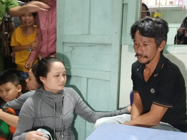 Phút giây đoàn tụ gia đình của các lao động trên tàu cá bị nạn ở Bình Thuận - Ảnh 1.