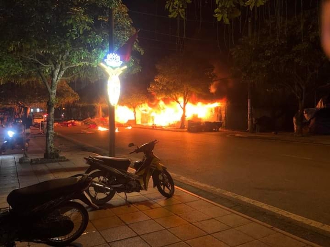Quảng Ninh: Nhiều gia đình mất trắng tài sản do cháy lớn trong đêm - Ảnh 1.